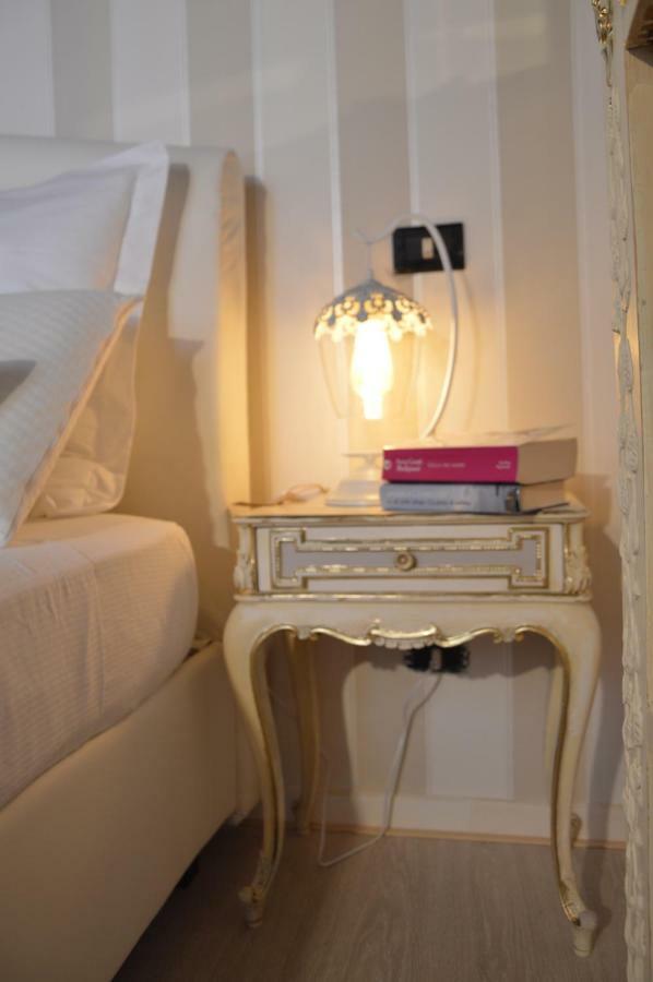 Historic Center - Elegant Apartment With Charming Antiques - Raffaello Inn โรม ภายนอก รูปภาพ