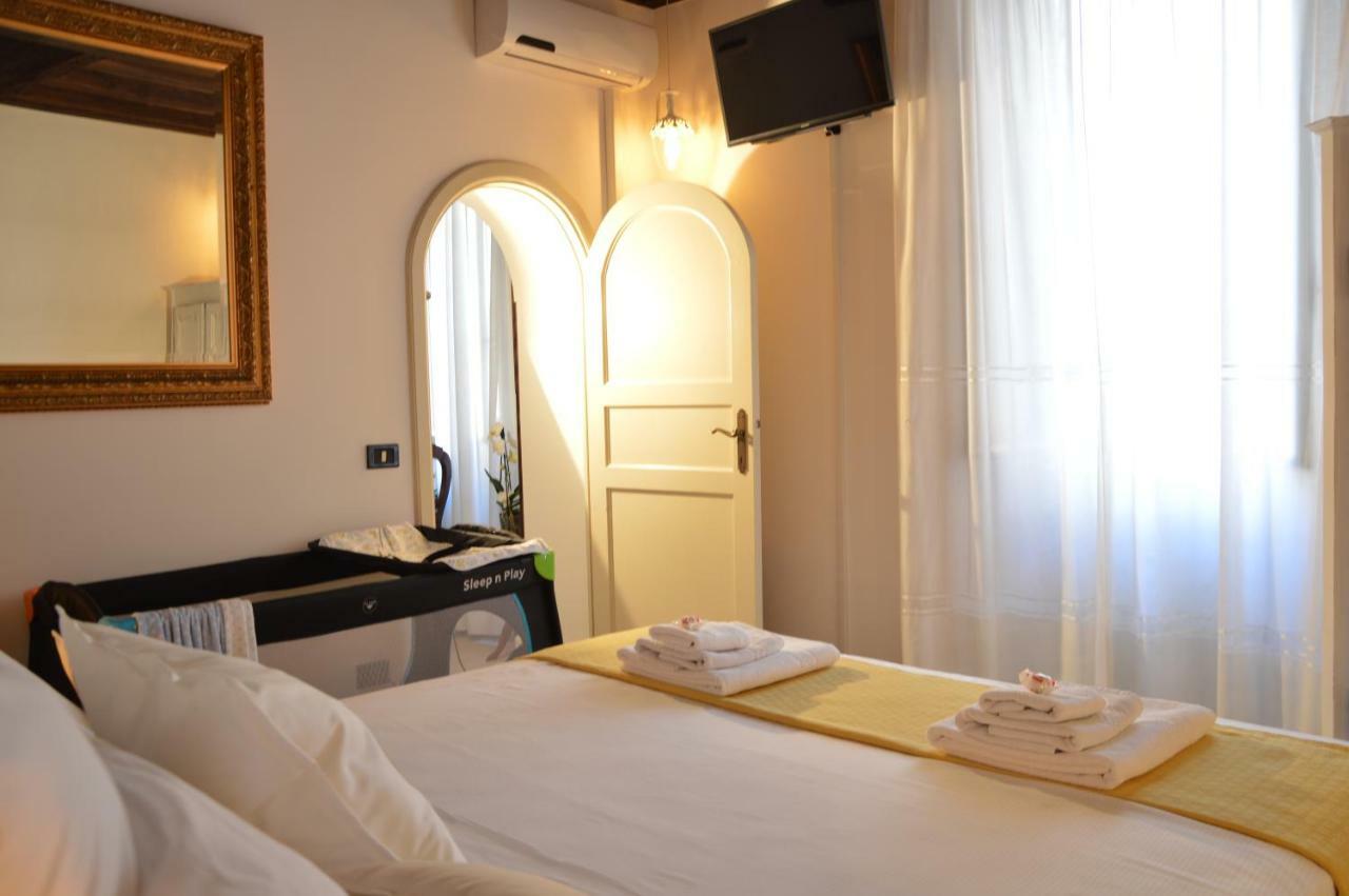 Historic Center - Elegant Apartment With Charming Antiques - Raffaello Inn โรม ภายนอก รูปภาพ