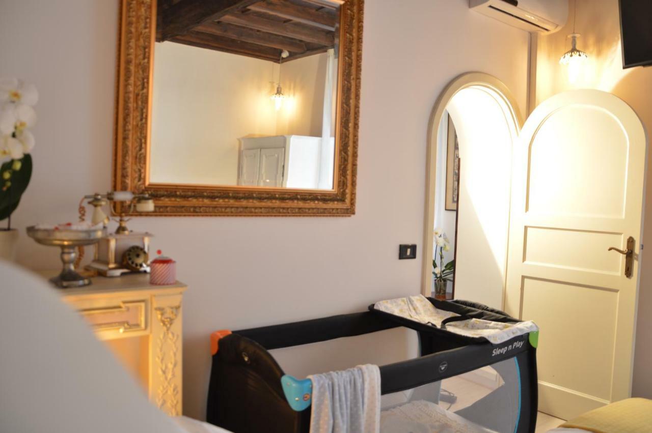 Historic Center - Elegant Apartment With Charming Antiques - Raffaello Inn โรม ภายนอก รูปภาพ