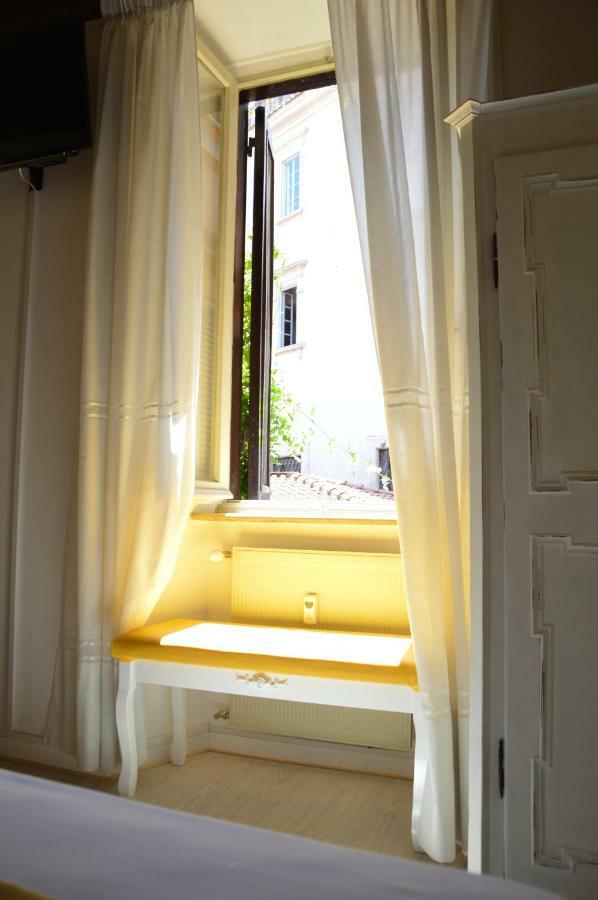 Historic Center - Elegant Apartment With Charming Antiques - Raffaello Inn โรม ภายนอก รูปภาพ